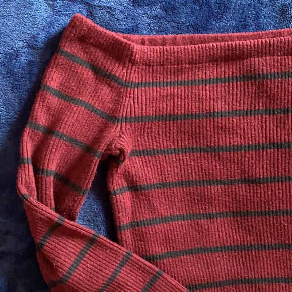 American eagle off the shoulder sweater - Picture 2 of 4